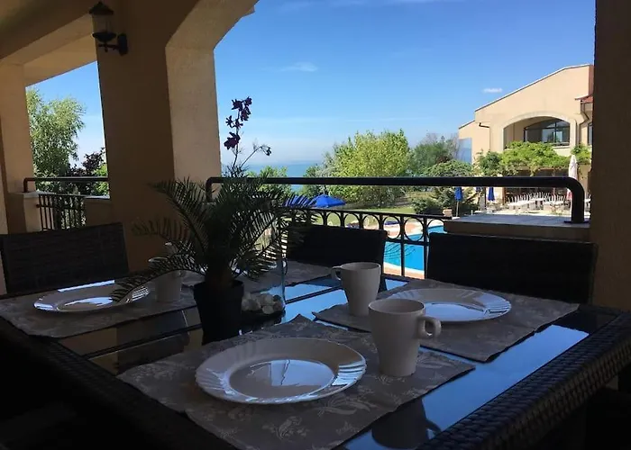 3 Bedroom Seaview /2nd Floor/ *