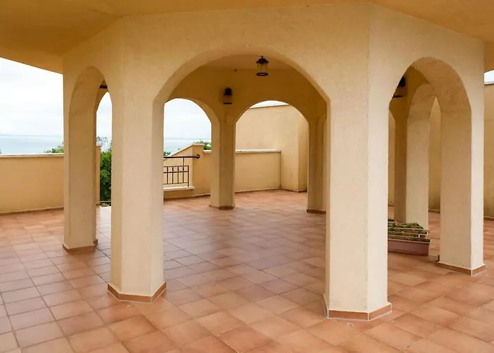 3 Bedroom Seaview /2nd Floor/ Appartamento *